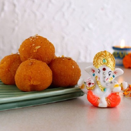 Ganesha Idol And Moti Choor Laddoos